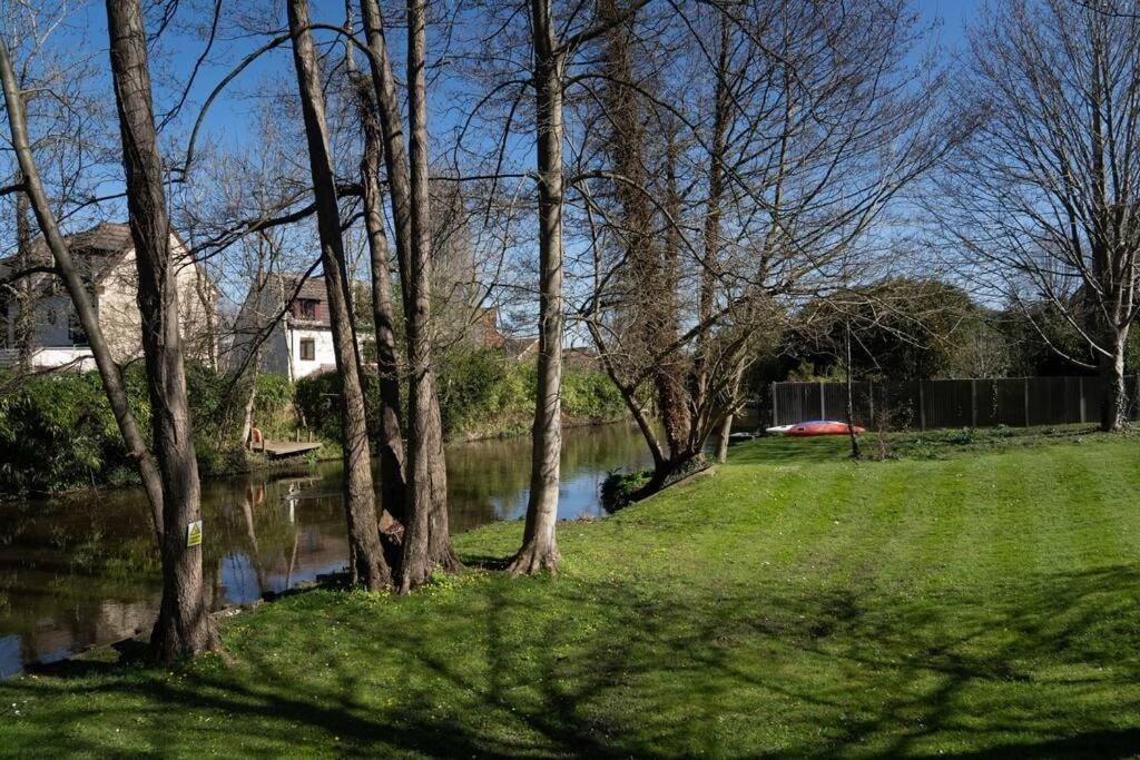 Surrey Hills Escape: Riverside Walks & Quick Links Godalming Ngoại thất bức ảnh