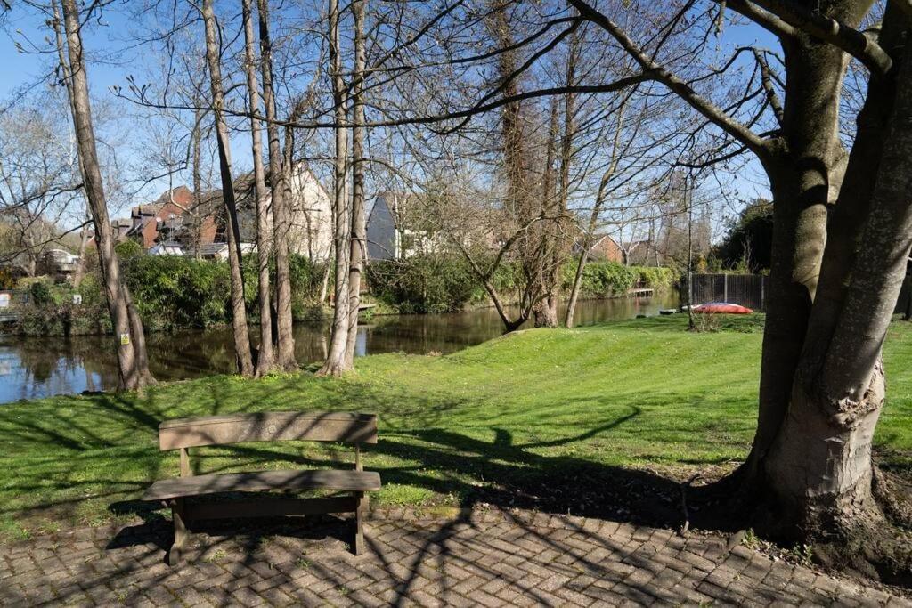 Surrey Hills Escape: Riverside Walks & Quick Links Godalming Ngoại thất bức ảnh